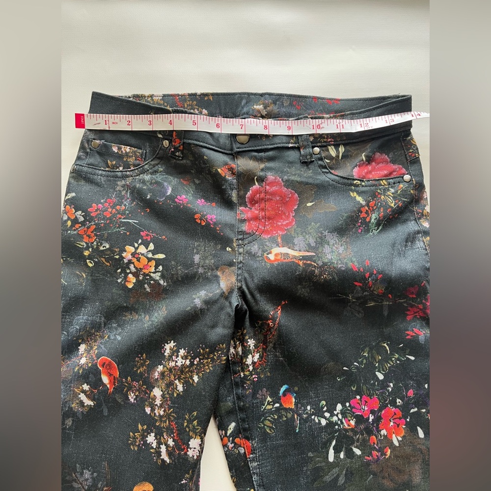 Floral Women's jeans Size Small
Excellent condition - Picture 2 of 9